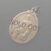 孤児の聖母のメダイ(Godefroid Devreese作)