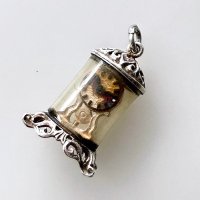 暖炉の置き時計のシルバーチャーム