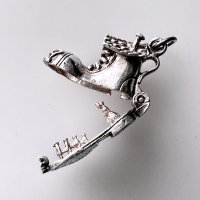 開くブーツの家のシルバーチャーム