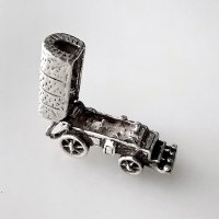 開く幌馬車のシルバーチャーム