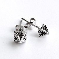 四角錐のシルバーピアス