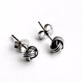 ノット(結び目)のシルバーピアス