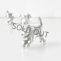 ボールで遊ぶ猫のシルバーチャーム