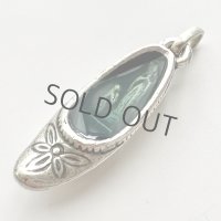 ルルドの聖母の靴のペンダント