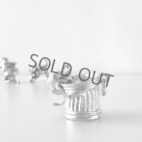 バケツを覗く猫のシルバーチャーム