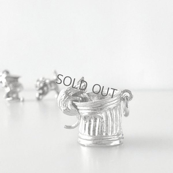 画像1: バケツを覗く猫のシルバーチャーム