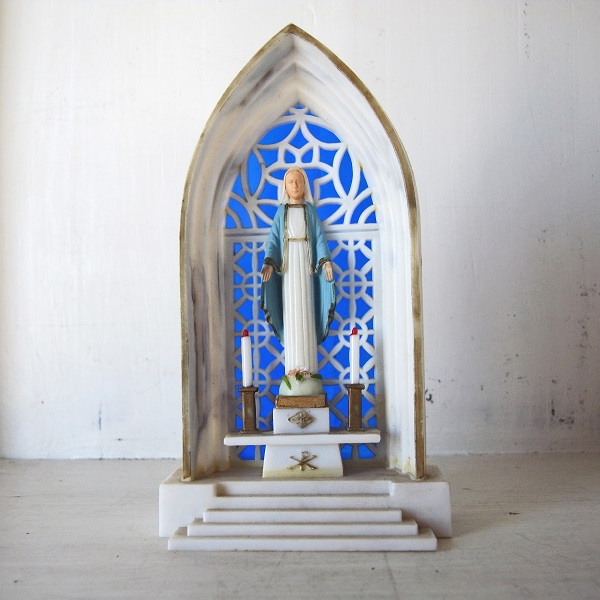 ステンドグラスの前に立つ聖母マリア像 - Eggplant
