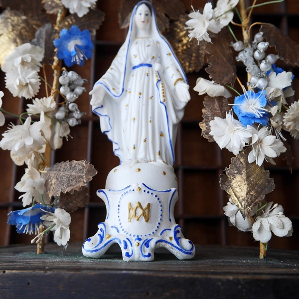 花のアーチに包まれた19世紀の聖母マリア像 - Eggplant