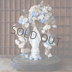 画像: 花のアーチに包まれた19世紀の聖母マリア像