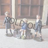 画像: 列車を待つ子供達のミニチュアオブジェ