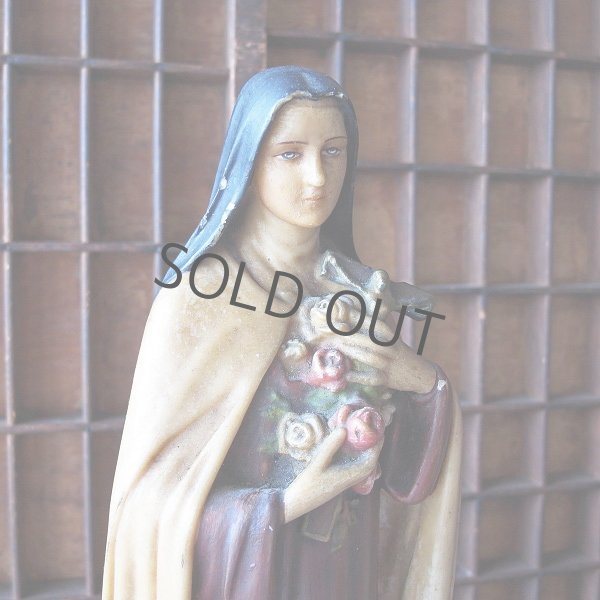 画像1: バラに包まれた十字架を抱える聖女テレーズ像