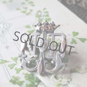 画像: NDLのモノグラムブローチ