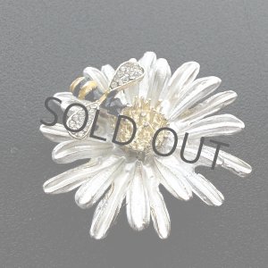 画像: 蜂とマーガレットのブローチ