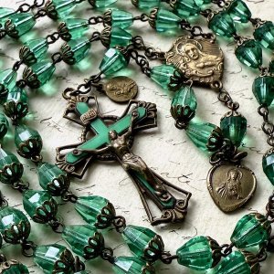 画像: カップ付きグリーンガラスビーズのロザリオ