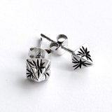 画像: 四角錐のシルバーピアス