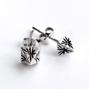 画像: 四角錐のシルバーピアス