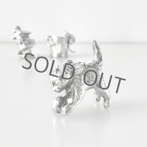 画像: ボールで遊ぶ猫のシルバーチャーム