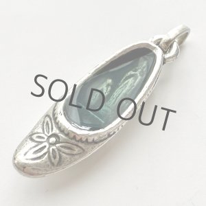 画像: ルルドの聖母の靴のペンダント