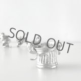 画像: バケツを覗く猫のシルバーチャーム