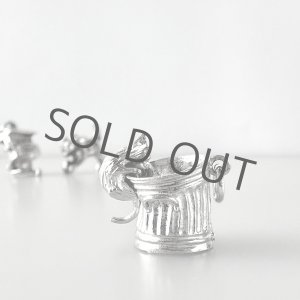 画像: バケツを覗く猫のシルバーチャーム