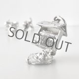 画像: 開く井戸と猫のシルバーチャーム