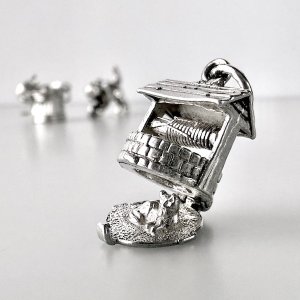 画像: 開く井戸と猫のシルバーチャーム