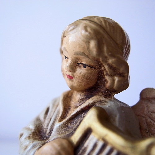 画像: ハープを奏でる天使像