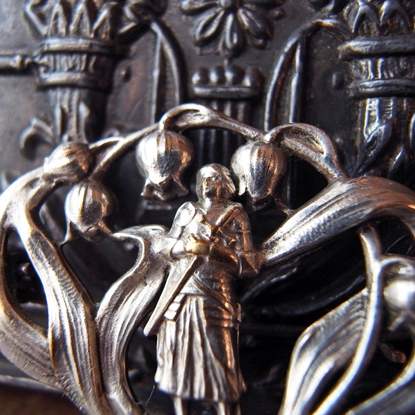画像: 聖ジャンヌダルクとすずらんのアンティークブローチ