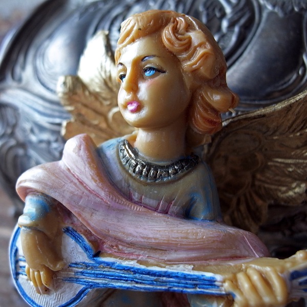 画像: リュートを奏でる天使のオブジェ