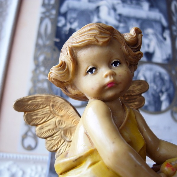 画像: 葡萄のカゴを持つ天使像