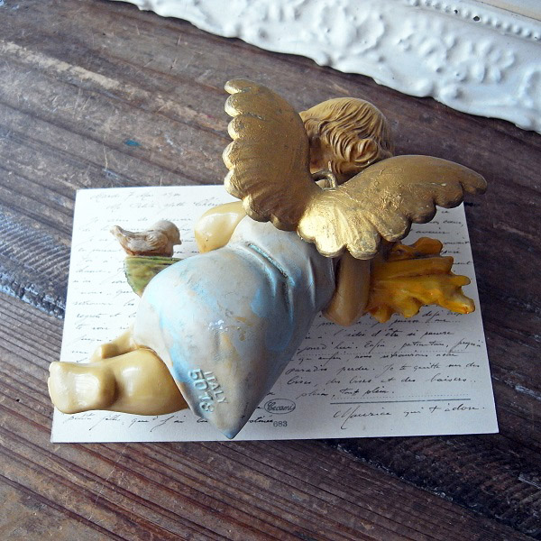 画像: 花束を抱える天使と小鳥