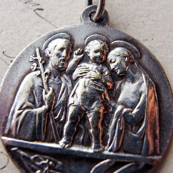 画像: 聖家族（幼子イエス、聖母マリア、聖父ヨセフ）のメダイ