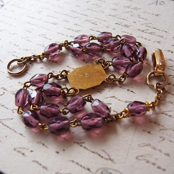 画像: 紫のガラスビーズと金鍍金のメダイのブレスレット