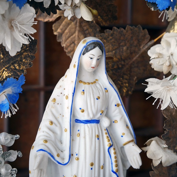 花のアーチに包まれた19世紀の聖母マリア像 - Eggplant