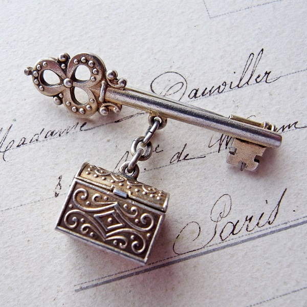 画像: 鍵と宝石箱のヴェルメイユブローチ