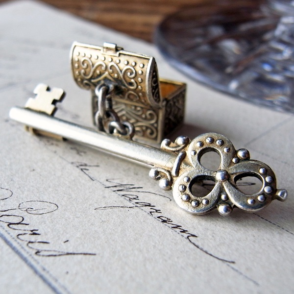 画像: 鍵と宝石箱のヴェルメイユブローチ