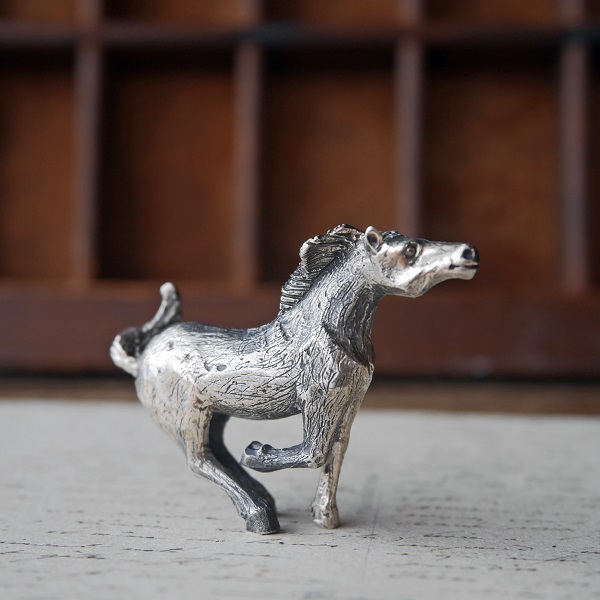 画像: シルバーの馬のオブジェ