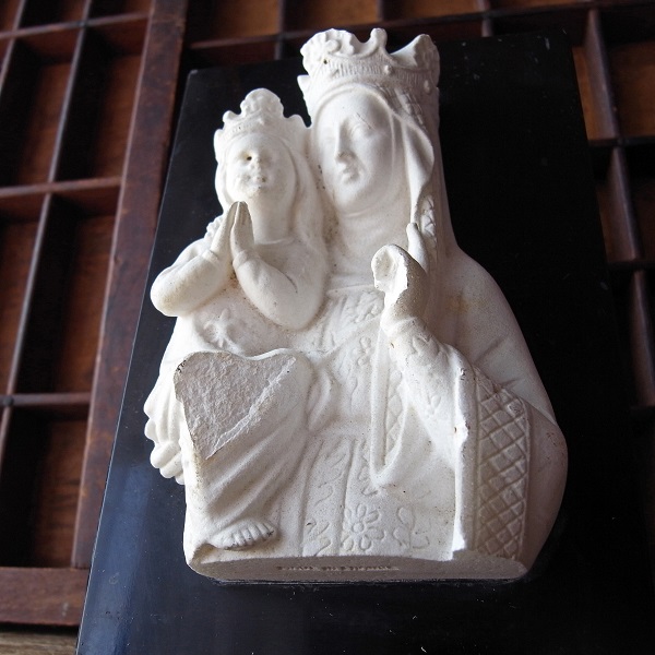 幼き聖マリアと母アンナ像 - Eggplant