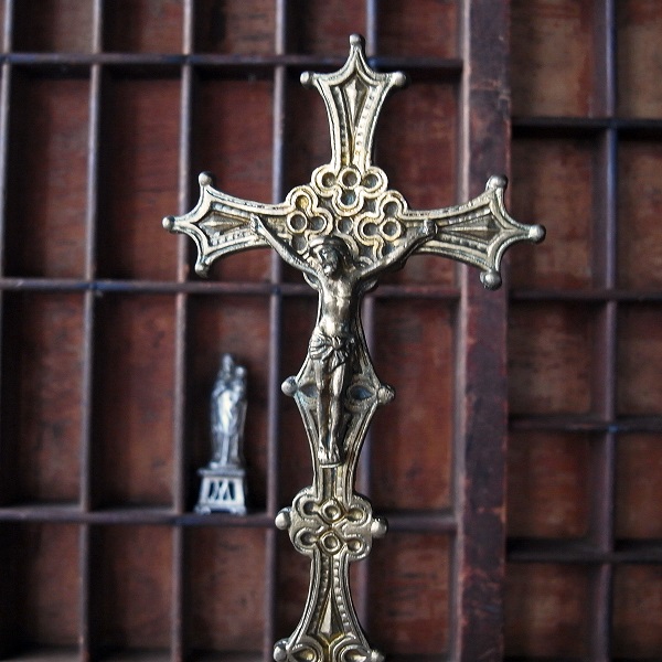 画像: 19世紀の真鍮製卓上十字架