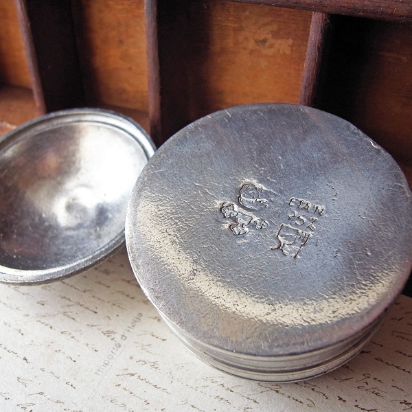 画像: ユリの紋章の錫製ケース