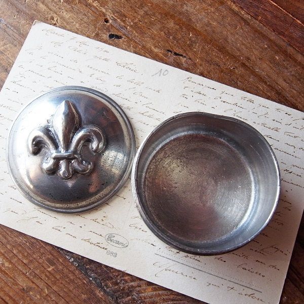 画像: ユリの紋章の錫製ケース
