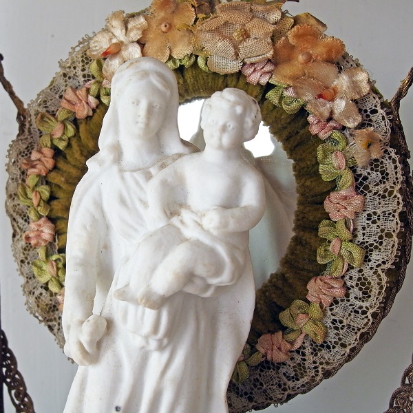 画像: 布花のアーチと鏡付きの聖母子像