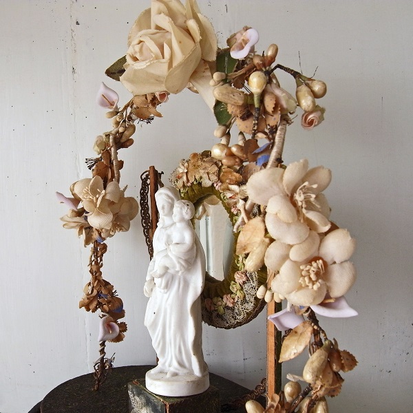 画像: 布花のアーチと鏡付きの聖母子像