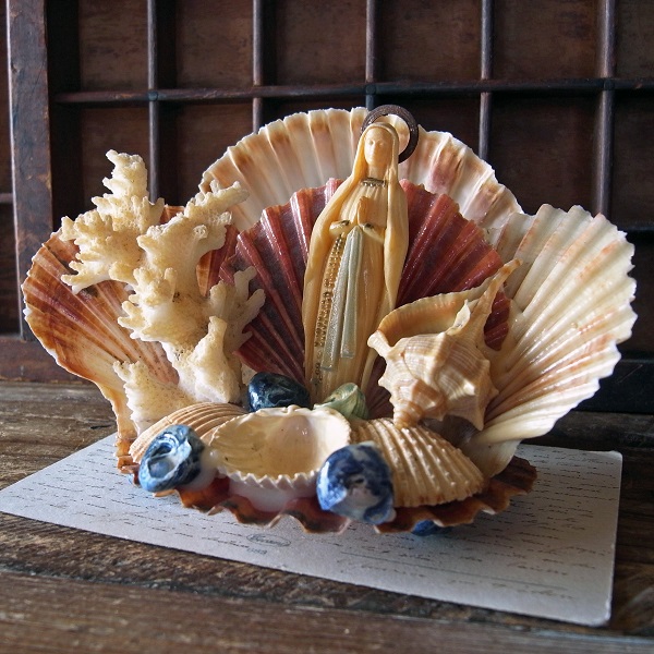 画像: 貝と珊瑚に包まれた聖母マリア像