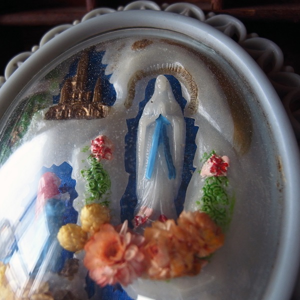 画像: ルルドの聖母とベルナデッタのガラスドームフレーム