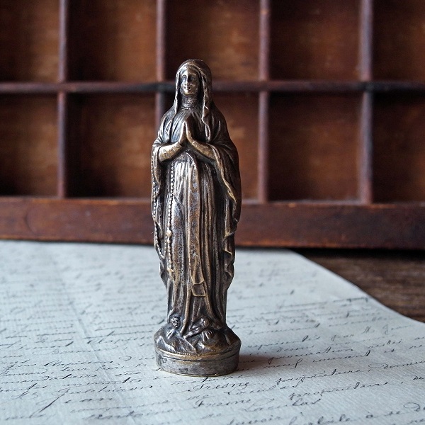 画像: ロザリオを手に祈る聖母マリア像
