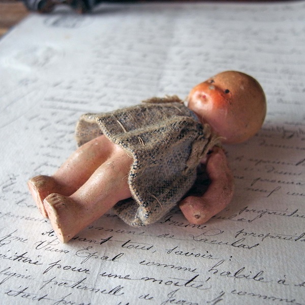 画像: 小さな陶器のお人形