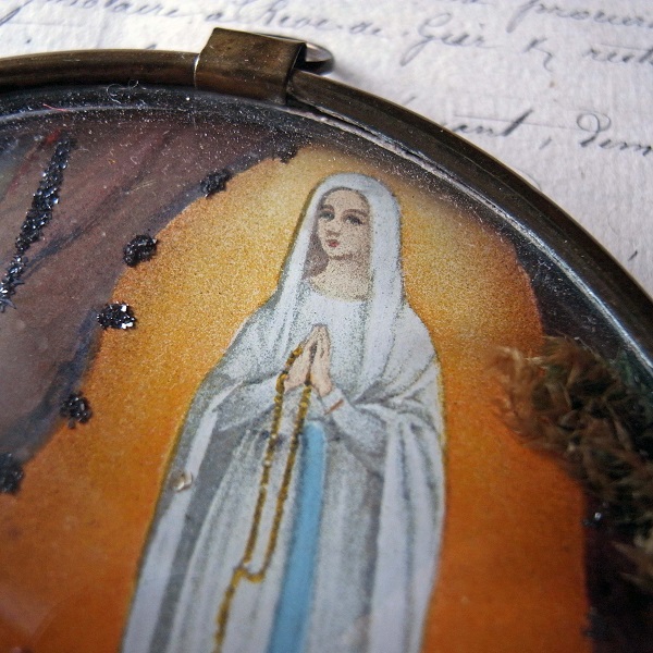 画像: ルルドの聖母のガラスドームフレーム（1951年）