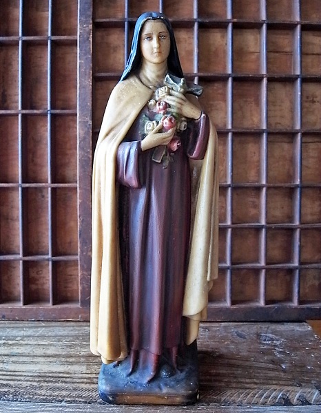 画像: バラに包まれた十字架を抱える聖女テレーズ像