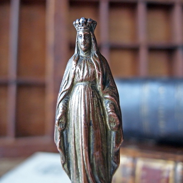 画像: 黒木の台座に立つ聖母マリア像（19世紀）